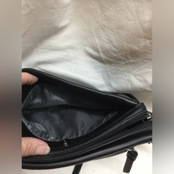 Simply Vera Vera Wang Crossbody Purse. Black - Picture 7 of 16